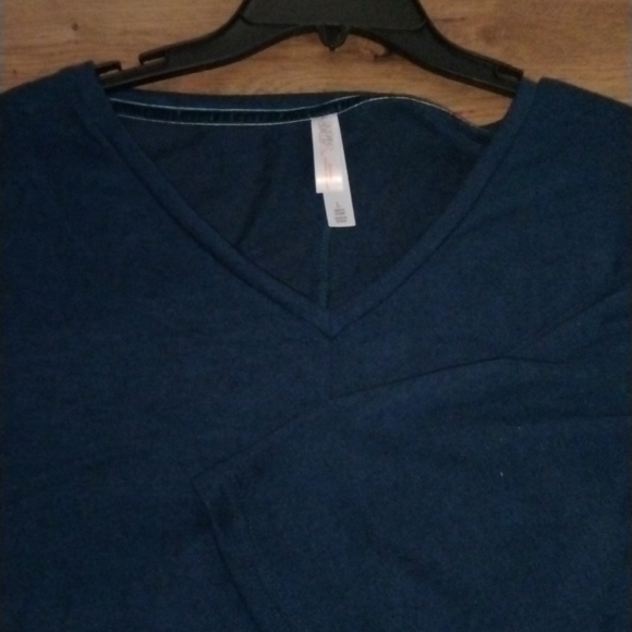 Cute bluish color, last pic closest to true color. The first pic is more blue - Picture 2 of 5